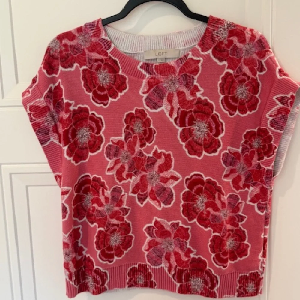Loft Pink/Red  Floral Wedge Sweater Tee- Size small - Picture 2 of 3